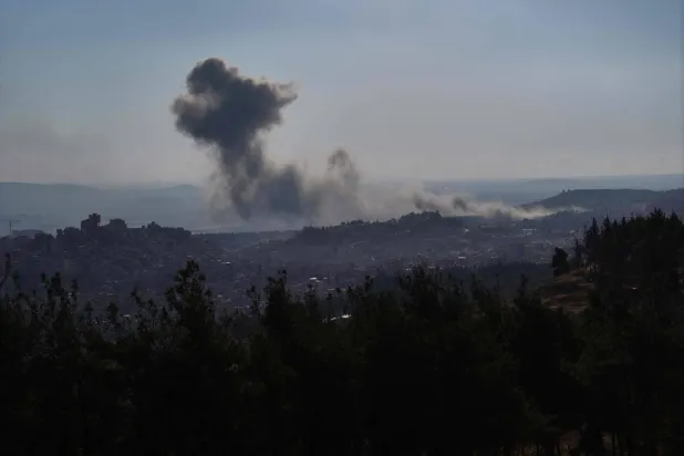 أرشيفية لسحب دخان تتصاعد من ضاحية في دمشق جراء غارة إسرائيلية استهدفت موقعاً عسكرياً للجيش السوري (أ.ف.ب)