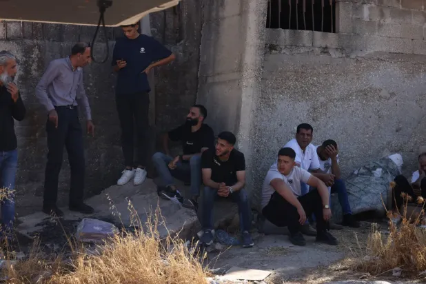 Filistinliler, dün Batı Şeria’nın Nablus kentinin doğusundaki bir askeri kontrol noktasından geçmek için bekledi. (EPA)