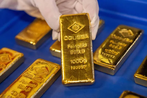 سبائك ذهبية تزن كل منها 1000 غرام معروضة في مصفاة للذهب والفضة في فيينا (أ.ف.ب)