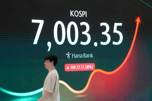 شاشة تعرض مؤشر «كوسبي» في غرفة تداول العملات الأجنبية في المقر الرئيسي لبنك هانا في سيول (أ.ب)