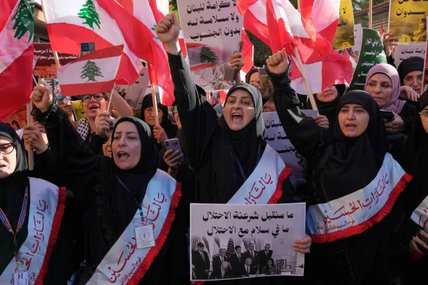 مناصرات لـ«حزب الله» خلال تحرك احتجاجي على الأوضاع في الجنوب (أ.ب)