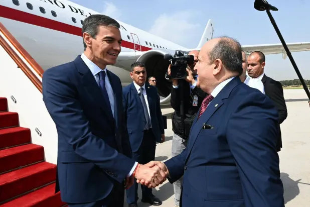 الوزير الأول الجزائري خلال استقبال رئيس الحكومة الإسبانية في 20 يوليو 2026 (الوزارة الأولى الجزائرية)