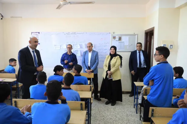 وزير التربية والتعليم المصري بين طلاب ومعلمي مدرسة في محافظة المنيا (صفحة وزارة التربية والتعليم على «فيسبوك»)