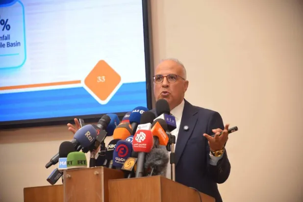 وزير الري المصري خلال المؤتمر الصحافي مع المراسلين الأجانب في القاهرة مساء الأحد (صفحة وزارة الري على «فيسبوك»)