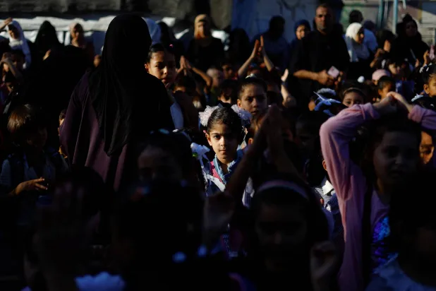 طلاب فلسطينيون يحضرون اليوم الأول من العام الدراسي الجديد في مدرسة تابعة للأونروا في النصيرات وسط قطاع غزة (رويترز)