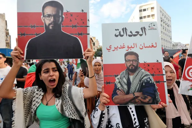 تونسيون يهتفون بشعارات تأييداً لأربعة من أعضاء «أسطول الصمود» التونسيين في العاصمة تونس 19 سبتمبر 2026 (إ.ب.أ)
