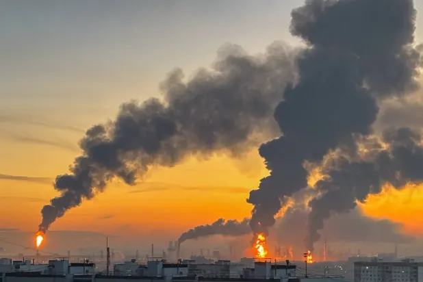 Moskova'daki bir petrol rafinerisinde çıkan yangınlardan yükselen dumanlar (Reuters)