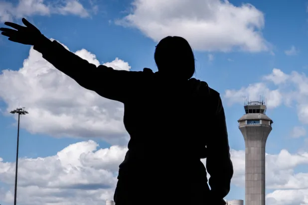 برج مراقبة الحركة الجوية التابع لإدارة الطيران الفيدرالية بمطار نيوآرك في نيوجيرسي (أ.ف.ب)