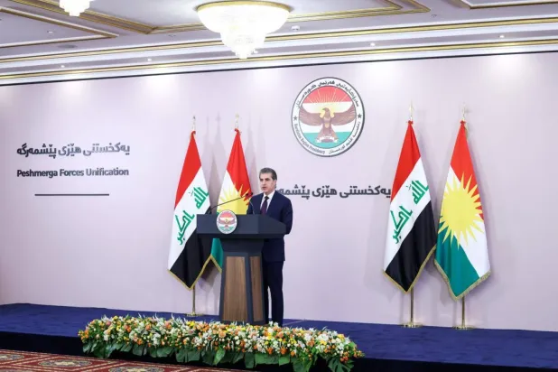 Kürdistan Bölgesi Başkanı Neçirvan Barzani, Peşmerge güçlerinin birleştirilmesi töreninde konuşurken (Bölge Başkanlığı)