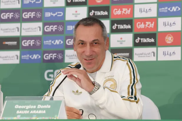 اليوناني دونيس مدرب المنتخب السعودي (تصوير: عدنان مهدلي) 