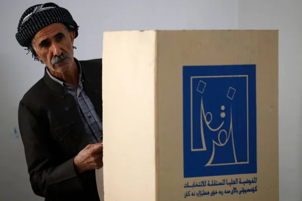 رجل يستعد للإدلاء بصوته في الانتخابات النيابية لإقليم كردستان العراق أكتوبر 2024 (أ.ف.ب)