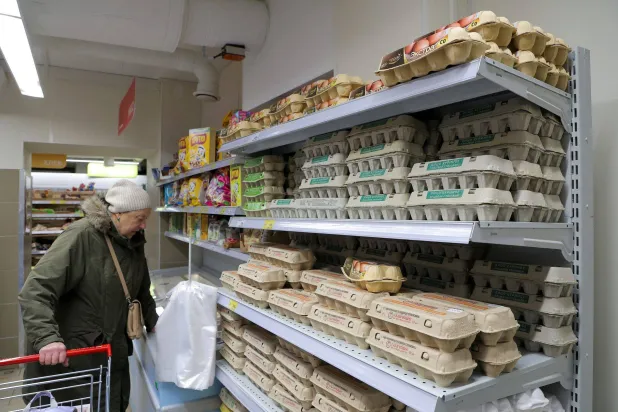 متسوقة أمام أرفف تحتوي البيض بمحل بقالة في سان بطرسبرغ بروسيا (رويترز)