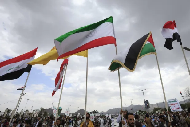 العقوبات الأميركية تضرب شبكات إيران المغذية للحوثيين (إ.ب.أ)