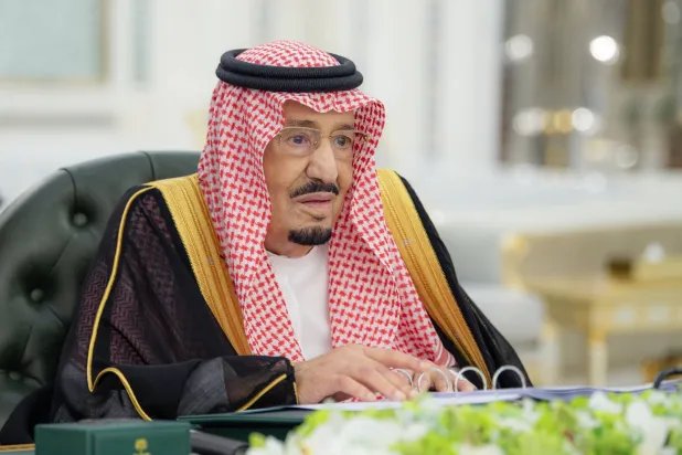 خادم الحرمين الشريفين الملك سلمان بن عبد العزيز لدى ترؤسه جلسة مجلس الوزراء في جدة الثلاثاء (واس)