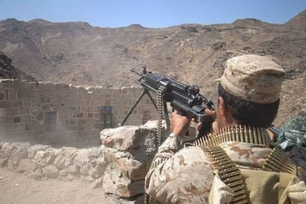 A Yemeni fighter on the front line on one of the Taiz fronts during battles against the Houthis (Military Media)