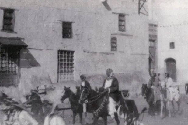 من أوائل الصور التاريخية والنادرة للملك عبد العزيز في مكة المكرمة بعد خروجه من المسجد الحرام (دارة الملك عبد العزيز)