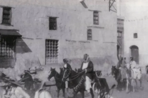 Kral Abdülaziz'in Mekke-i Mükerreme'de Mescid-i Haram'dan çıktıktan sonraki ilk nadir tarihî fotoğraflarından biri (Kral Abdülaziz Vakfı)