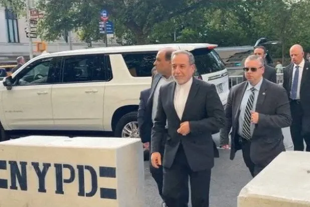 وزير الخارجية الإيراني عباس عراقجي وهو يصل لحضور الدورة 81 للجمعية العامة للأمم المتحدة في مدينة نيويورك 22 سبتمبر 2026 (رويترز)
