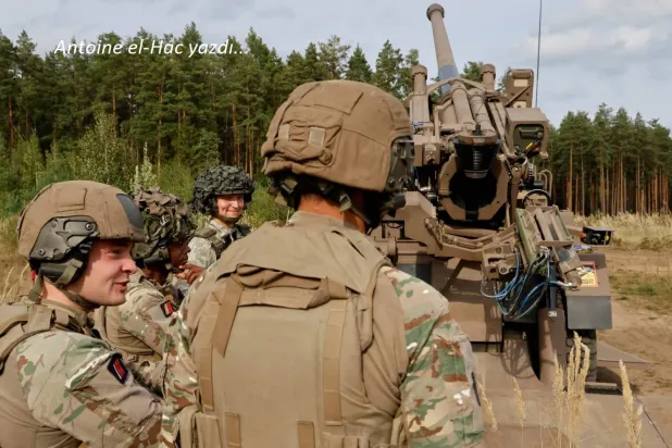 Litvanya’da düzenlenen ortak topçu atış tatbikatı sırasında Fransa ve Litvanya askerleri (AFP)