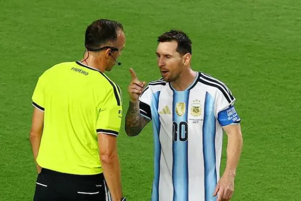 البرتغالي جواو بينيرو خلال مشادته مع النجم ليونيل ميسي بالمونديال (رويترز)
