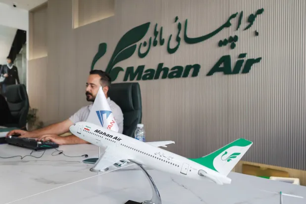 موظف يعمل بمكتب شركة ماهان للطيران الإيرانية في أربيل بالعراق (رويترز)