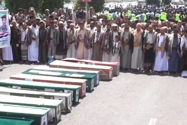 جانب من تشييع الحوثيين عدداً من قتلاهم في مدينة ذمار (إعلام حوثي)