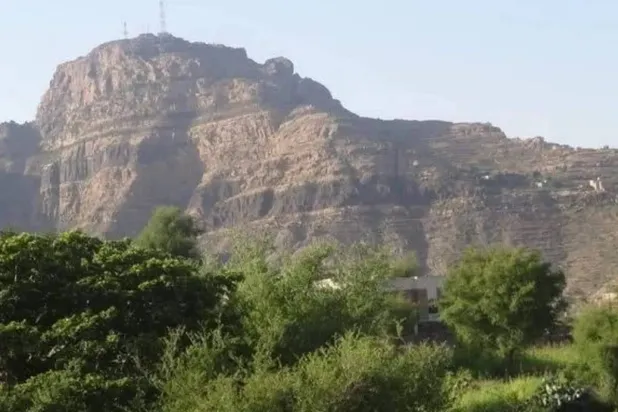 أحد الجبال الاستراتيجية في غرب تعز حيث يحاول الحوثيين التقدم شرقاً (إعلام محلي)
