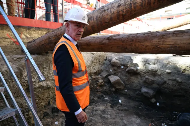 Paris Mayor Emmanuel Gregoire visits an archaeological site following the discovery of a Gallo-Roman era wall of Lutetia under the Hotel-Dieu hospital on the Ile de la Cite in central Paris, on September 22, 2026. (Photo by SIMON WOHLFAHRT / AFP)