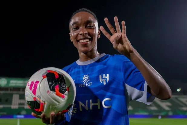 يترقب الهلال فرصة الاقتراب منهما عندما يلاقي الترجي متذيل الترتيب (نادي الهلال)