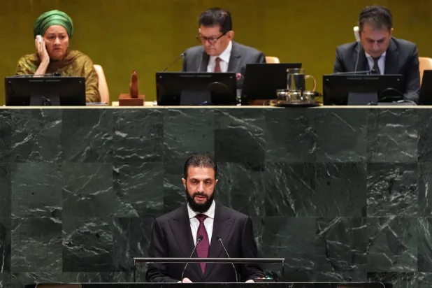 الرئيس السوري أحمد الشرع يتحدث خلال الدورة الـ81 للجمعية العامة للأمم المتحدة في نيويورك (أ.ب)