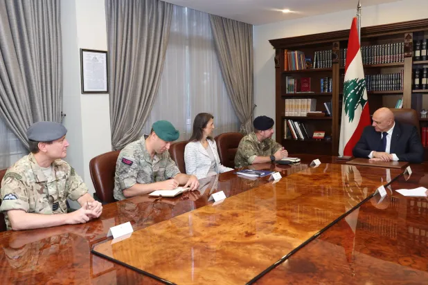 من استقبال الرئيس اللبناني جوزيف عون كبيرَ مستشاري الحكومة البريطانية لشؤون الدفاع في الشرق الأوسط الأميرال إدوارد ألغرين (الرئاسة اللبنانية)