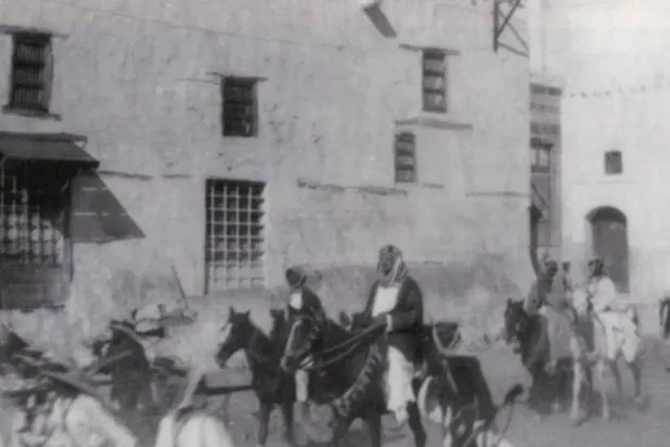 An early, rare photograph of King Abdulaziz in Makkah after he left the Grand Mosque (King Abdulaziz Foundation)