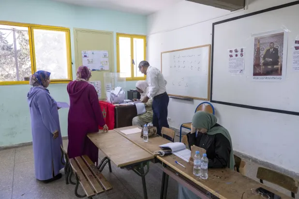 مغربيات خلال تسجيل أسمائهن قبيل الإدلاء بأصواتهن في الرباط يوم الأربعاء (إ.ب.أ)