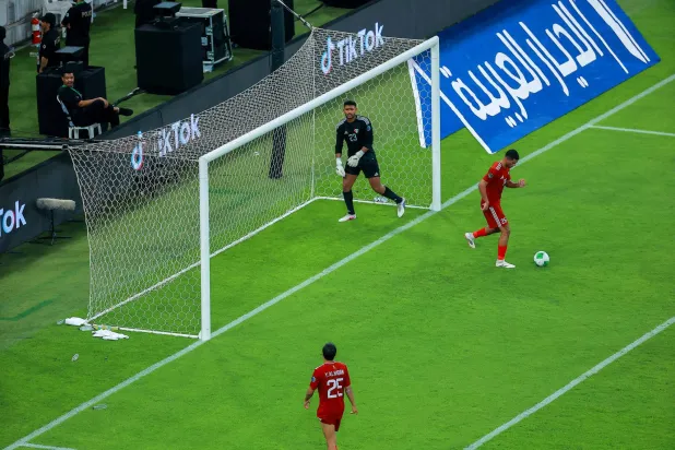 لاعبو الكويت بعد تلقي شباكهم هدف المباراة الوحيد (تصوير: محمد المانع)