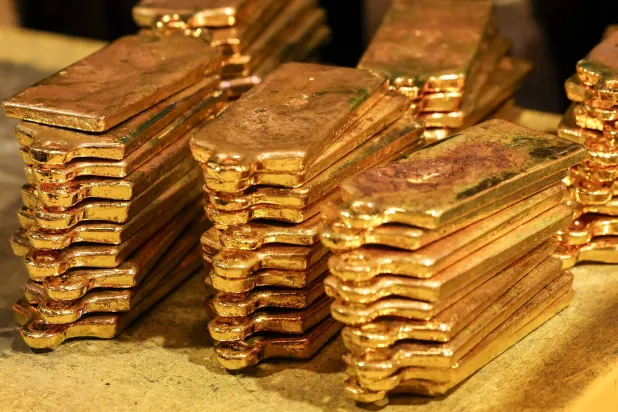 سبائك من الذهب بعد إخراجها من قوالبها في مصهر مصفاة في سيدني (أ.ف.ب)
