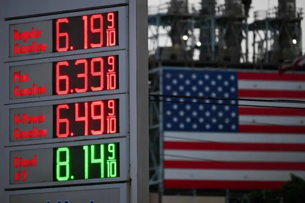أسعار البنزين العادي تتجاوز 6 دولارات للغالون والديزل تتجاوز 8 دولارات للغالون بمدينة كارسون - كاليفورنيا (أ.ف.ب)