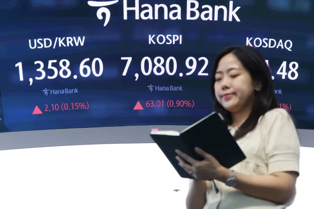 شاشة تعرض البيانات المالية في غرفة التداول ببنك هانا في سيول (إ.ب.أ)
