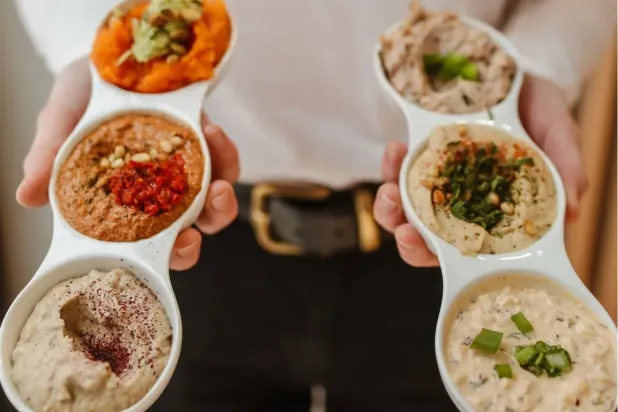 Öğünlere kolayca eklenebilen protein açısından zengin sos ve çeşniler (Pexels)