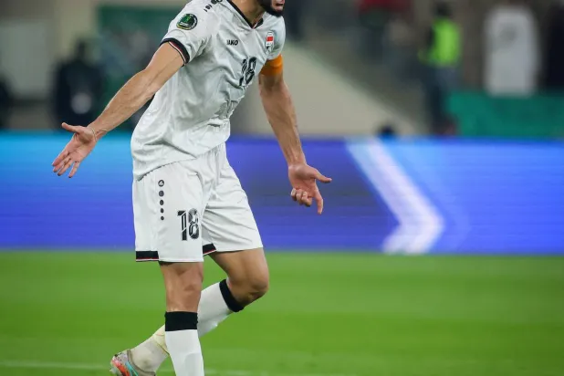 أيمن حسين قائد منتخب العراق يبدو مستاءً خلال مباراة العراق وعُمان (المنتخب العراقي)