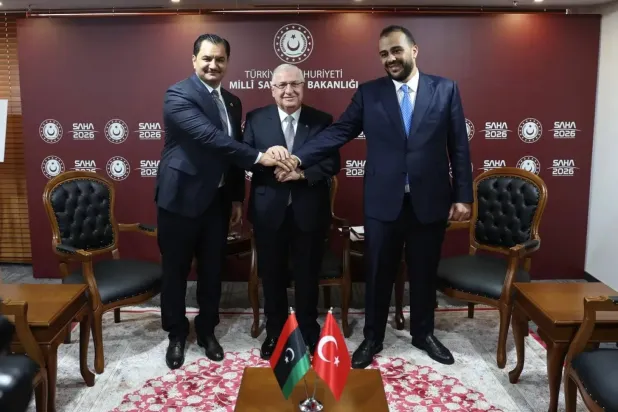 وزير الدفاع التركي يتوسط الزوبي إلى اليمين وصدام حفتر في مايو الماضي (وزارة الدفاع التركية)