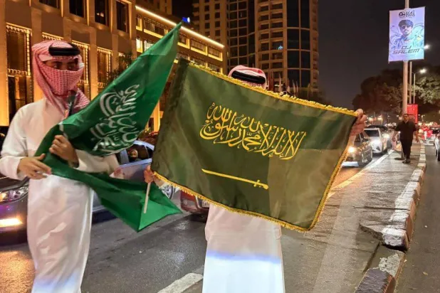 العلم السعودي في شوارع القاهرة خلال الاحتفال باليوم الوطني للمملكة (الشرق الأوسط)