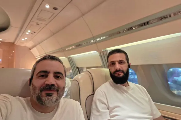 سيلفي وزير الخارجية السوري يظهره والشرع في طائرة العودة من نيويورك إلى دمشق (حساب إنستغرام)