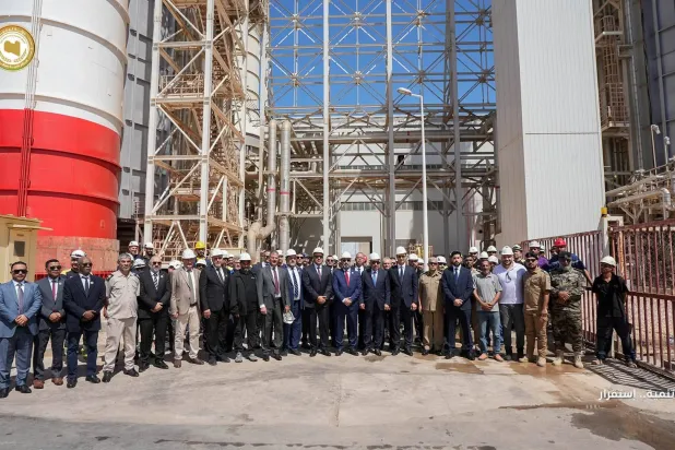 مدير «صندوق إعادة إعمار ليبيا» بالقاسم حفتر ووزير الكهرباء المصري محمود عصمت يتوسطان العاملين في مشروعات ليبية 23 سبتمبر (الصندوق)