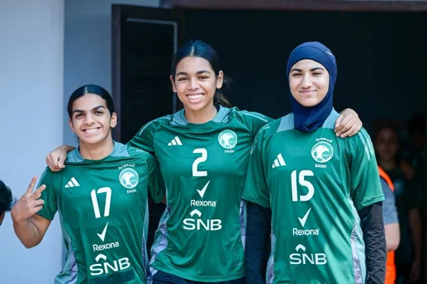 لاعبات «الأخضر» قبل الحصة التدريبية (الاتحاد السعودي لكرة القدم)