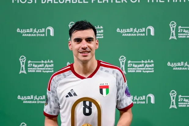 خيمينيز لاعب الإمارات متوجاً بالجائزة (الشرق الأوسط)