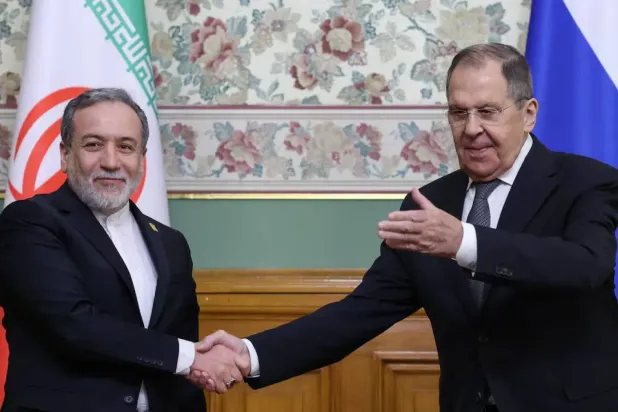 Rusya Dışişleri Bakanı Sergey Lavrov ve İranlı mevkidaşı Abbas Arakçi (Arşiv-Reuters)