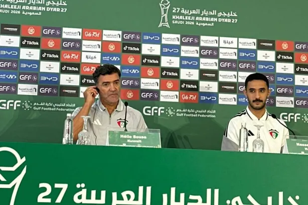 البرتغالي هيليو سوزا مدرب المنتخب الكويتي وإلى جواره ناصر فالح (الشرق الأوسط) 