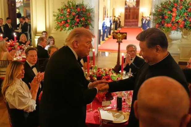ABD Başkanı Donald Trump, Beyaz Saray’ın Doğu Salonu’nda düzenlenen resmi akşam yemeği sırasında Çin Devlet Başkanı Şi Cinping ile el sıkışırken (AP)