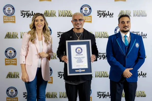 تكريم «غينيس» للفنان عمرو دياب بعد تصدره قائمة أفضل 100 فنان لمدة 69 أسبوعاً (بيلبورد عربية)