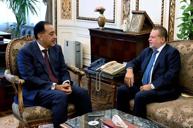
اجتماع رئيس الوزراء المصري مع محافظ البنك المركزي حسن عبد الله الأحد الماضي لبحث تعزيز الاستقرار المالي (صفحة مجلس الوزراء على فيسبوك)
